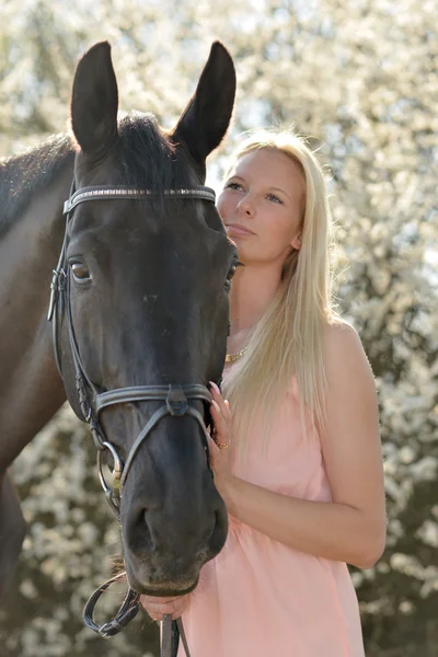 Karanlık at ve kadın — Stok fotoğraf