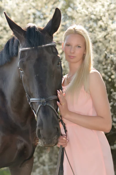 Caballo oscuro y mujer — Foto de Stock