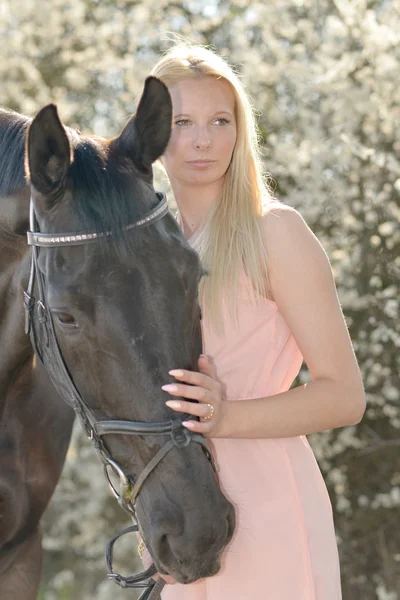 Caballo oscuro y mujer — Foto de Stock