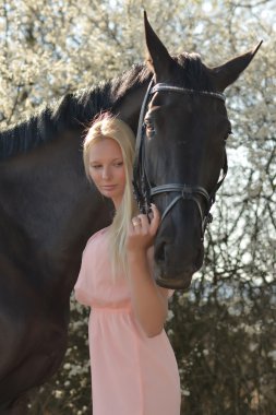 karanlık at ve kadın