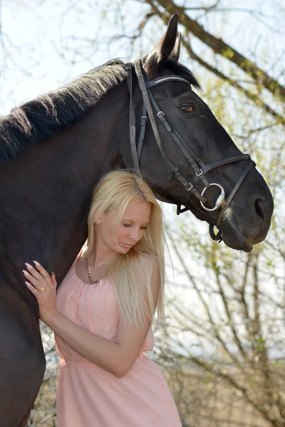 Dunkles Pferd und Frau — Stockfoto