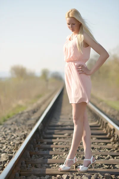 Mujer en el ferrocarril — Foto de Stock