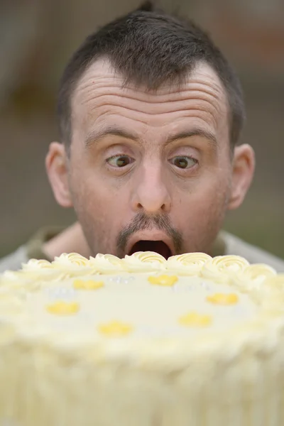 Homem e bolo de aniversário — Fotografia de Stock