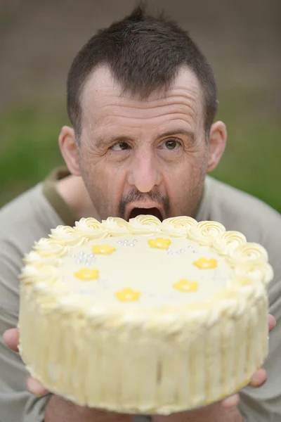 Man en verjaardag cake — Stockfoto