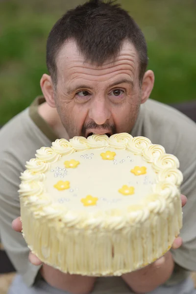 Man en verjaardag cake — Stockfoto