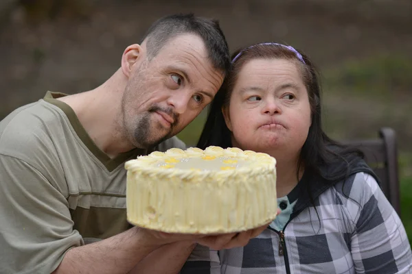 Casal com bolo de aniversário — Fotografia de Stock