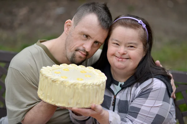 Doğum günü pastası ile Çift — Stockfoto