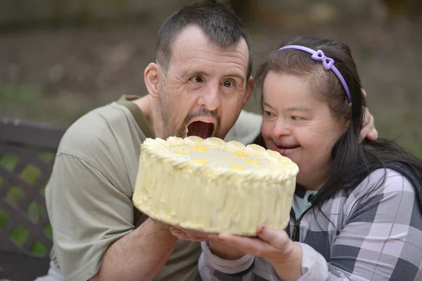 Couple avec gâteau d'anniversaire — Photo
