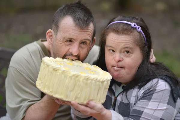 Casal com bolo de aniversário — Fotografia de Stock