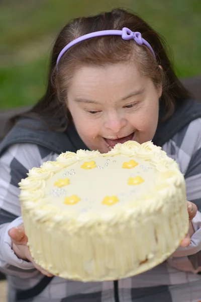 Doğum günü pastalı kadın. — Stok fotoğraf