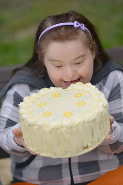 Vrouw met verjaardagstaart — Stockfoto