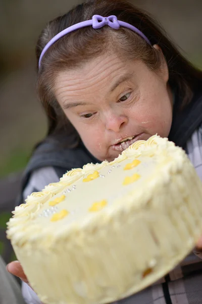 Femme avec gâteau d'anniversaire — Photo