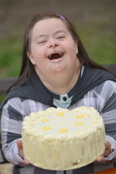 Mujer con pastel de cumpleaños —  Fotos de Stock