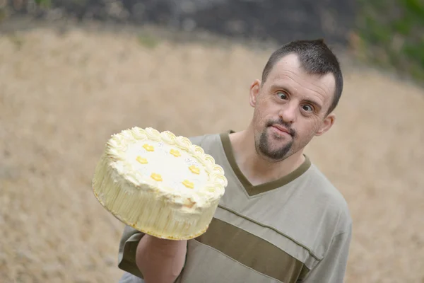 Homem e bolo de aniversário — Fotografia de Stock