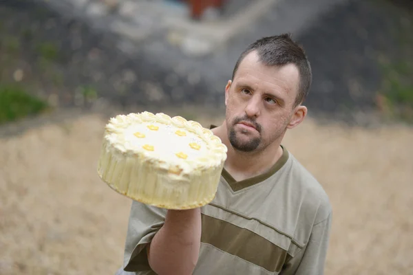 Homem e bolo de aniversário — Fotografia de Stock