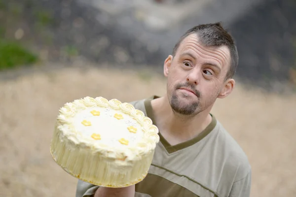 男と誕生日のケーキ — ストック写真