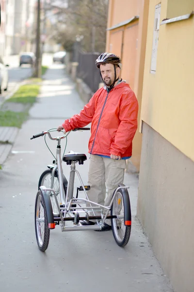 Uomo Equitazione Triciclo — Foto Stock