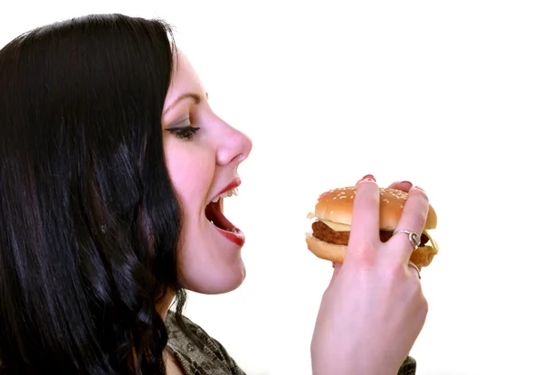 Donna in possesso di hamburger — Foto Stock