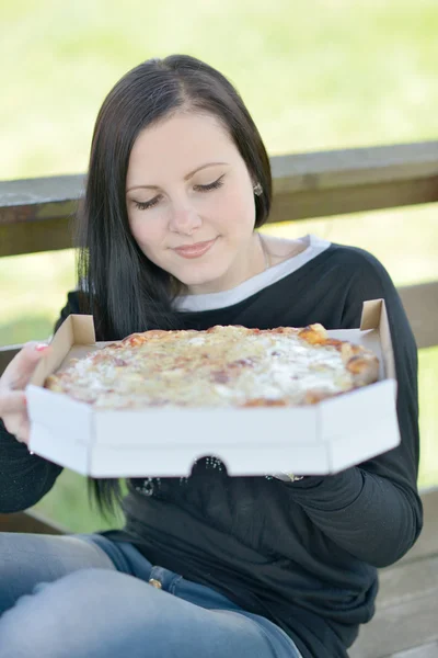 Dívka a pizza — Stock fotografie