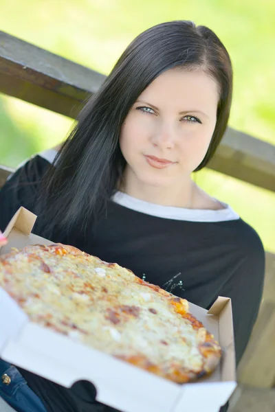 Chica y pizza —  Fotos de Stock