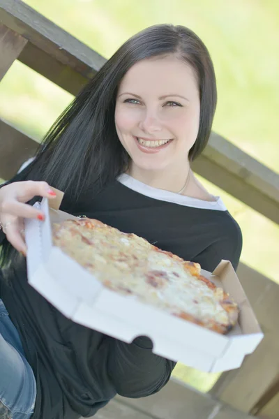 Flicka och pizza — Stockfoto