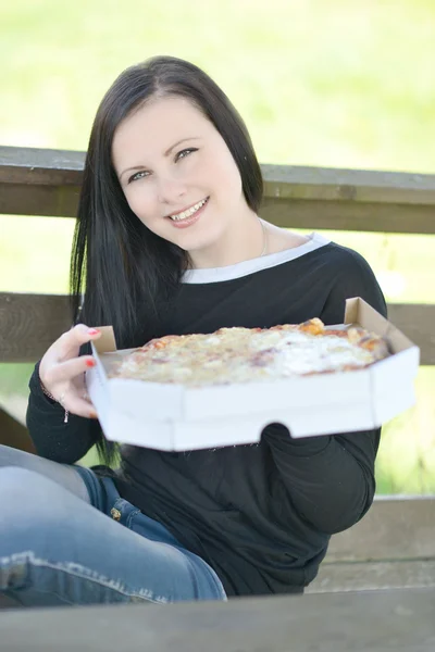 Flicka och pizza — Stockfoto