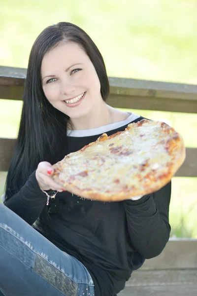 Meisje en pizza — Stockfoto