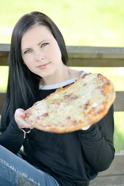 Flicka och pizza — Stockfoto