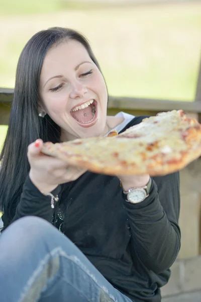 Κορίτσι και πίτσα — Φωτογραφία Αρχείου
