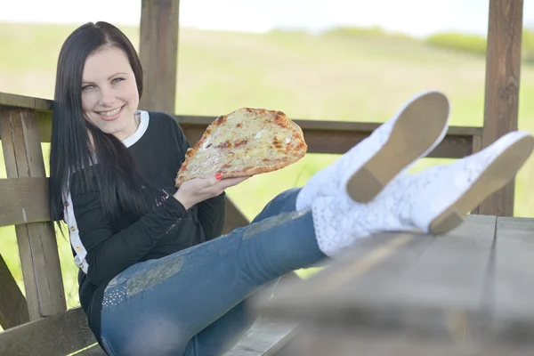 Meisje en pizza — Stockfoto