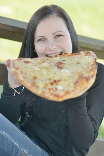 Kız ve pizza — Stok fotoğraf