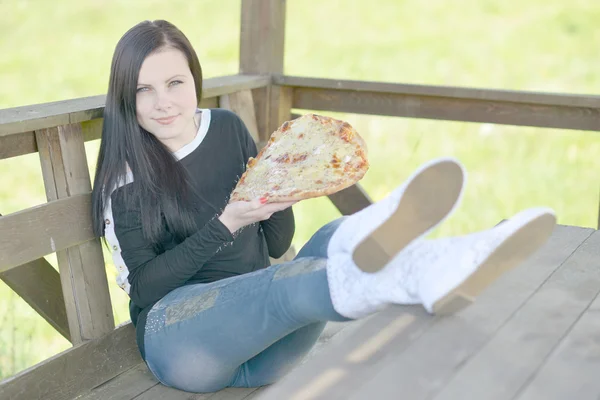 Flicka och pizza — Stockfoto