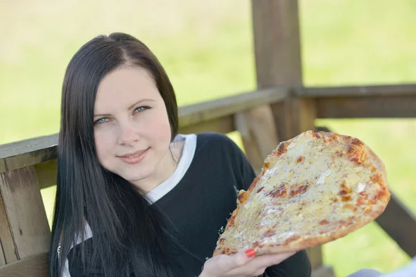 Flicka och pizza — Stockfoto