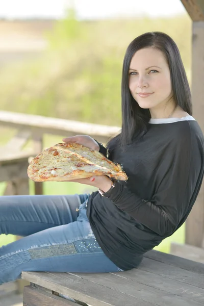 Menina e pizza — Fotografia de Stock