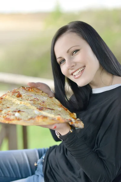 Menina e pizza — Fotografia de Stock