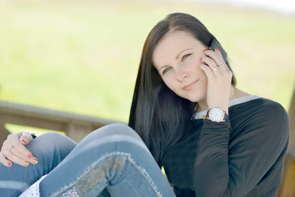 Vrouw met telefoon — Stockfoto