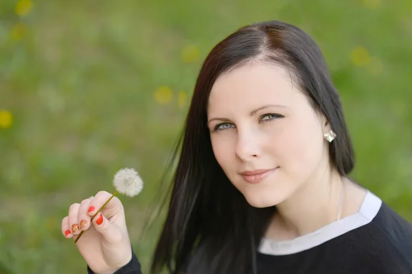 Vrouw met paardebloem — Stockfoto