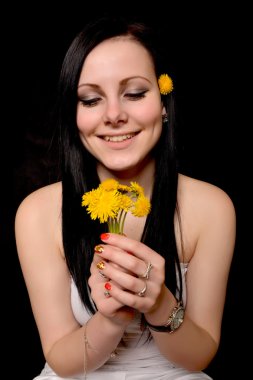 kadın holding dandelions
