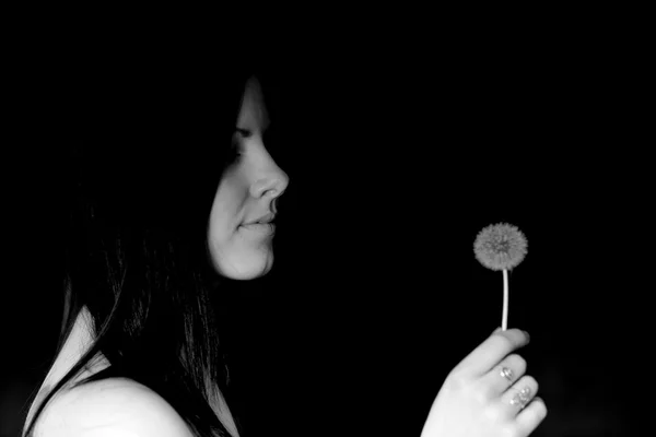 Mujer con diente de león —  Fotos de Stock