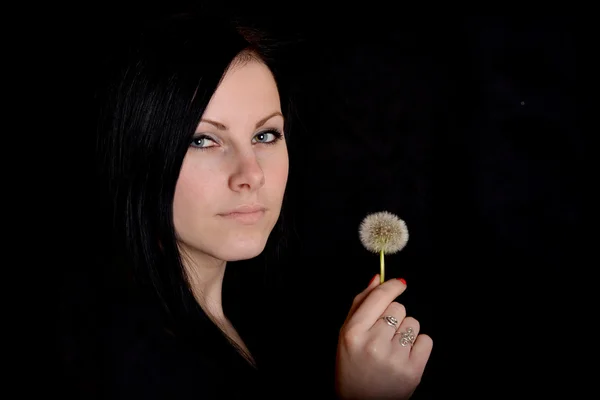 Donna con dente di leone — Foto Stock