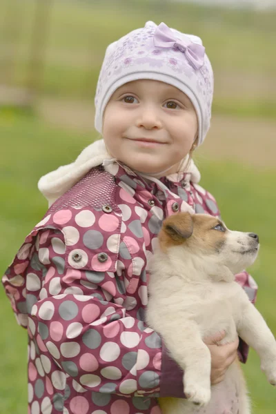 Petite fille avec son chiot — Photo