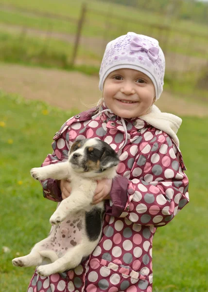 Petite fille avec son chiot — Photo