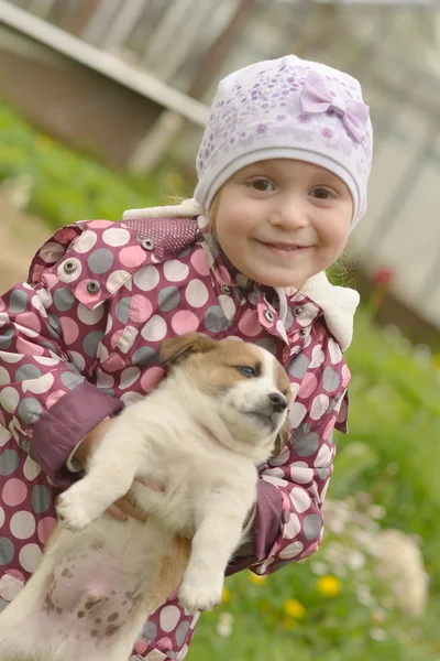 Petite fille avec son chiot — Photo