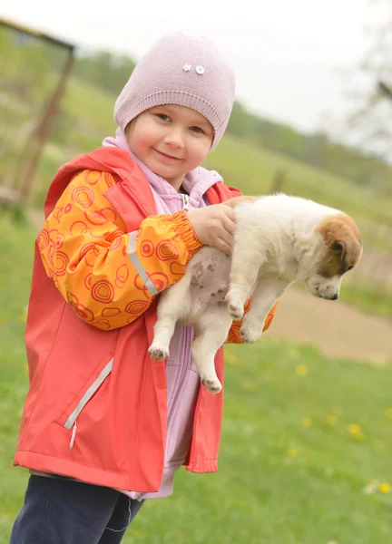 Petite fille avec son chiot — Photo