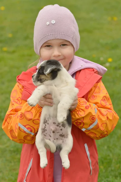 Dziewczynka z jej szczeniaka — Zdjęcie stockowe