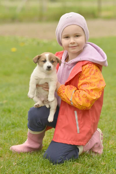 Petite fille avec son chiot — Photo