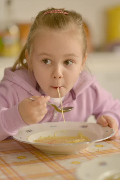 Дитина їсть суп — стокове фото