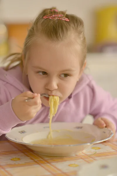 Bambino che mangia zuppa — Foto Stock