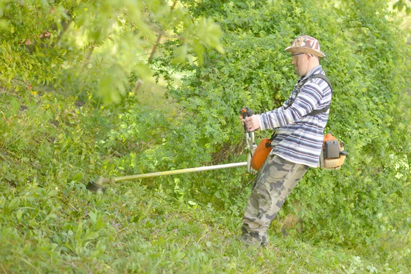 Homem cortando grama — Fotografia de Stock