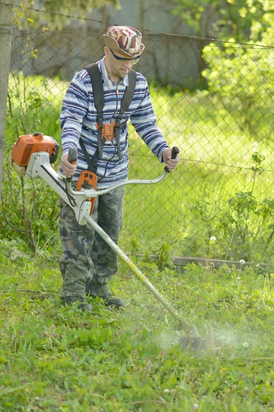 Mann mäht Gras — Stockfoto